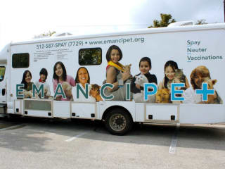 Emancipet volunteer clinic bus