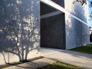 Places-A&E-Barbara Davis Gallery exterior-1