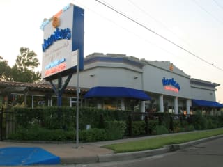 Places-Eat-Niko-Niko's-exterior-1