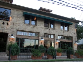 Places-Eat-Nino's-exterior-1