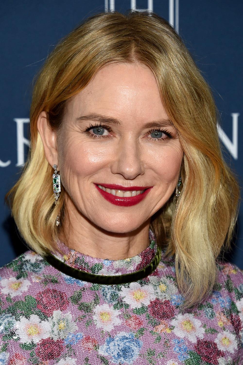 cortes de pelo para parecer mas joven Naomi Watts. Media melena