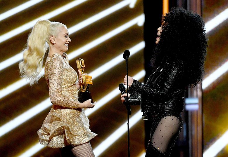 Гвен Стефани, Шер на церемонии вручения музыкальной награды Billboard Music Awards в Ти-Мобайл Арене, Лас-Вегас, 21 мая 2017 г.