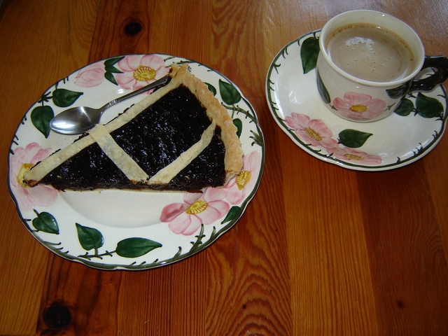Kafa i tart sa šljivama