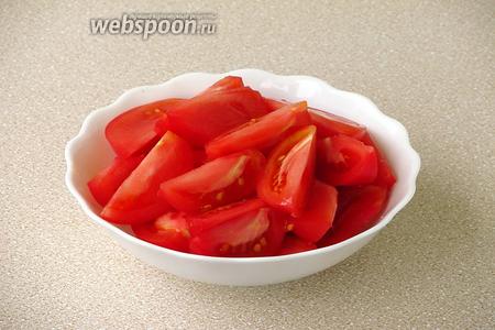Помидоры вымыть и нарезать тонкими дольками.