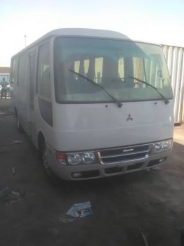 bus de marque mitsubishi rosa