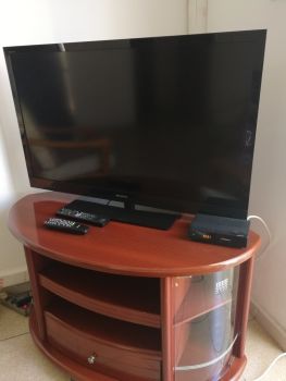 TV Sony Bravia 40'' avec meuble et décodeur