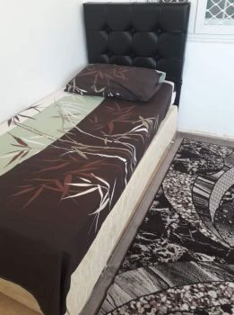 Plusieurs lits neufs avec matelas
