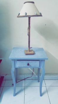 Table de chevet avec lampe à vendre