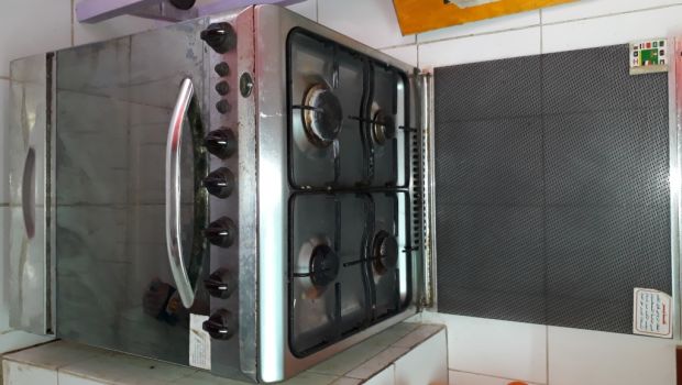 Vente d'un fourneau à 4 plaques de cuissons