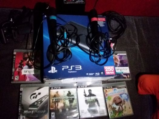 PS3 avec 6 jeux et des micros karaoke