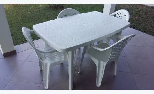 Table avec ses 4 chaises