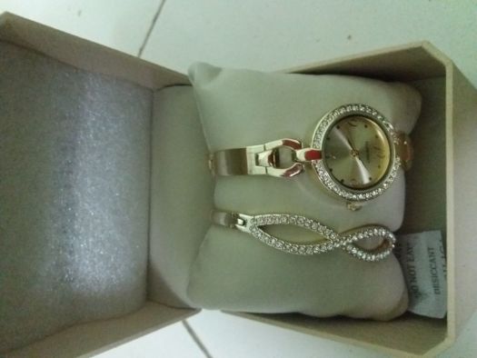 Montre avec bracelet vip pour femme