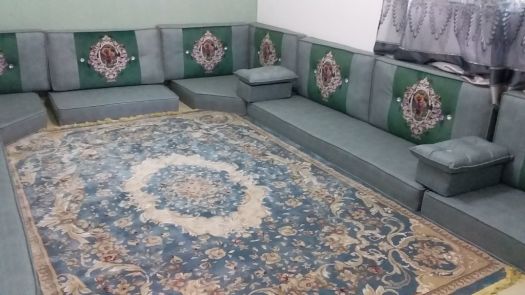 beau salon saoudien modene tout neuf avec son tapis et rideau