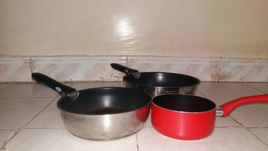 Lots de poêles à vendre