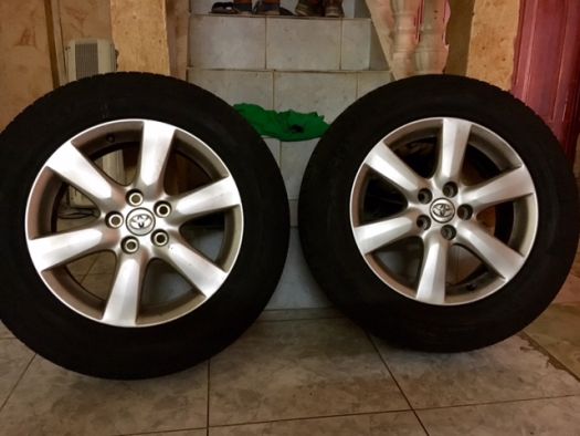 Pneux quasi neufs avec jantes aluminium Toyota