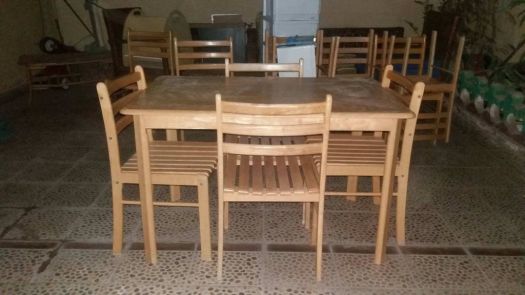 Table avec ses quatre chaises