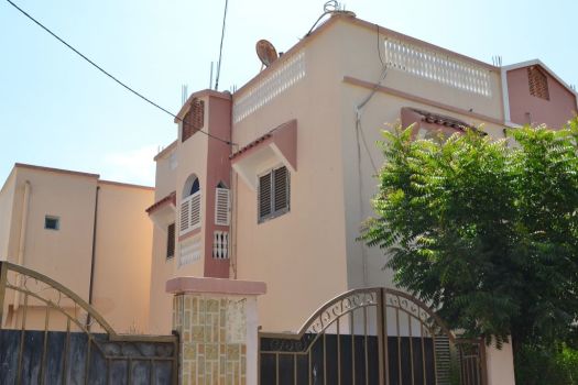 Maison F2 et des Chambres Celibataire Climatisées avec le réfrigérateur inclus dans la maison