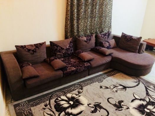 Salon L avec tapis + rideaux