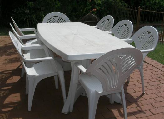 Table et ses 4 chaisses neuves