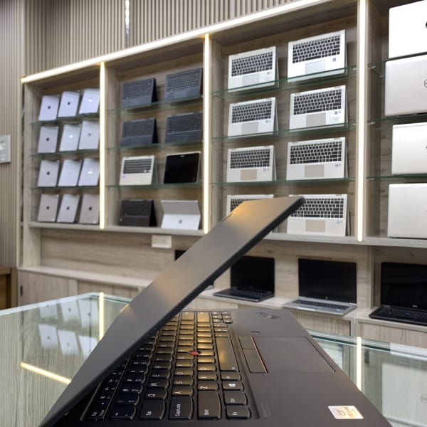 Lenovo ThinkPad X1 Carbon (8th Gen) | Core i5 10th Gen | 16GB RAM | 512GB SSD | 14" Touch | Black image