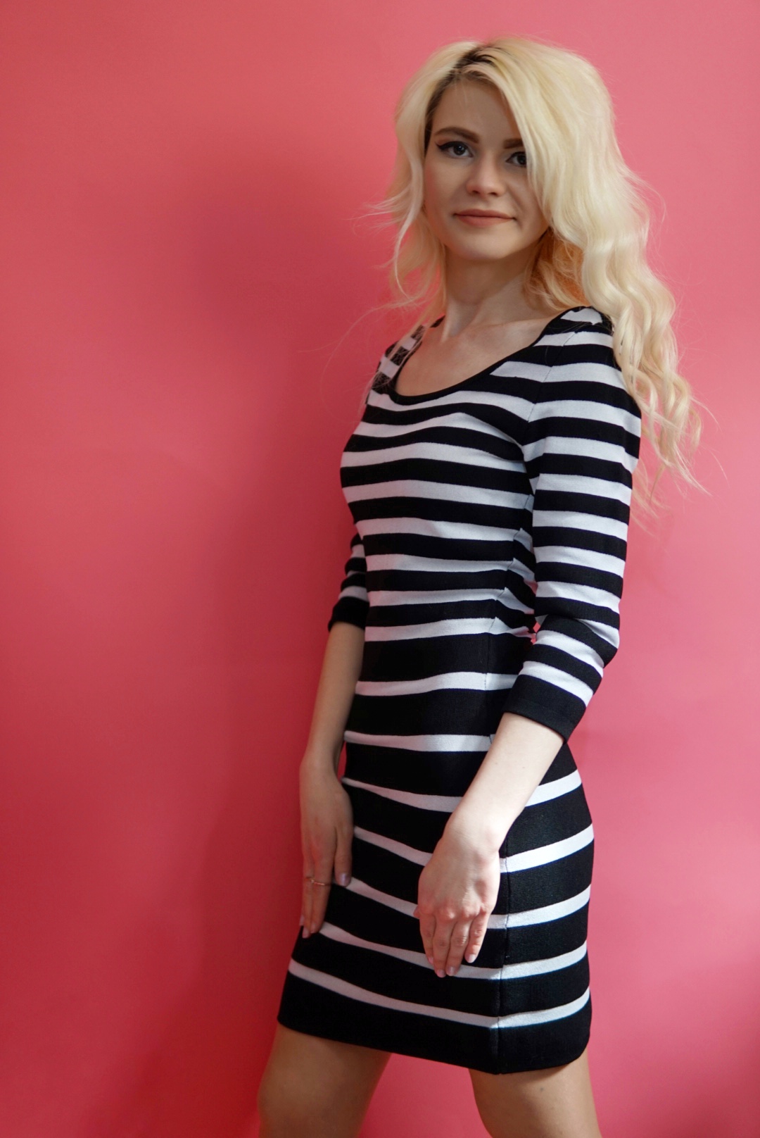 Rochie cu dungi albe și negre