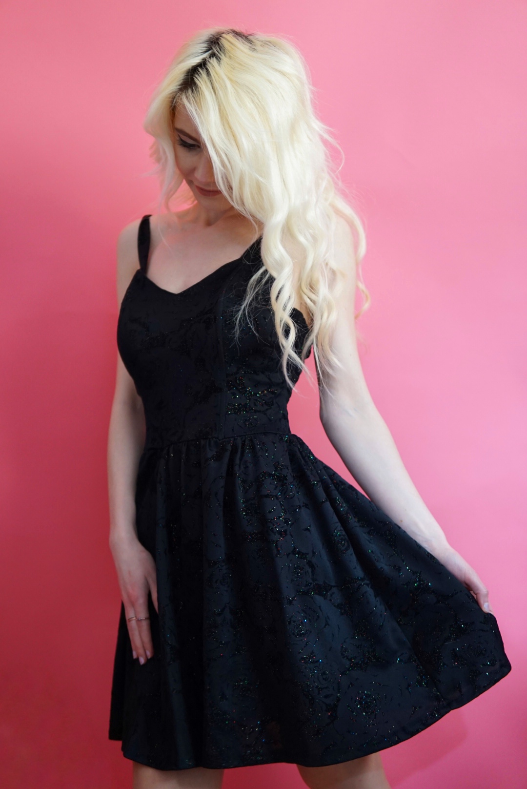 Rochie negră cu sclipici