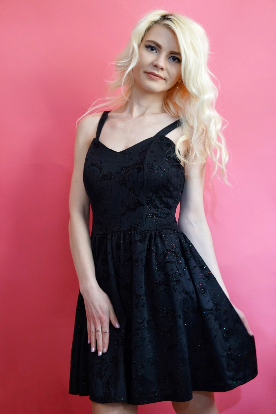 Rochie negră cu sclipici