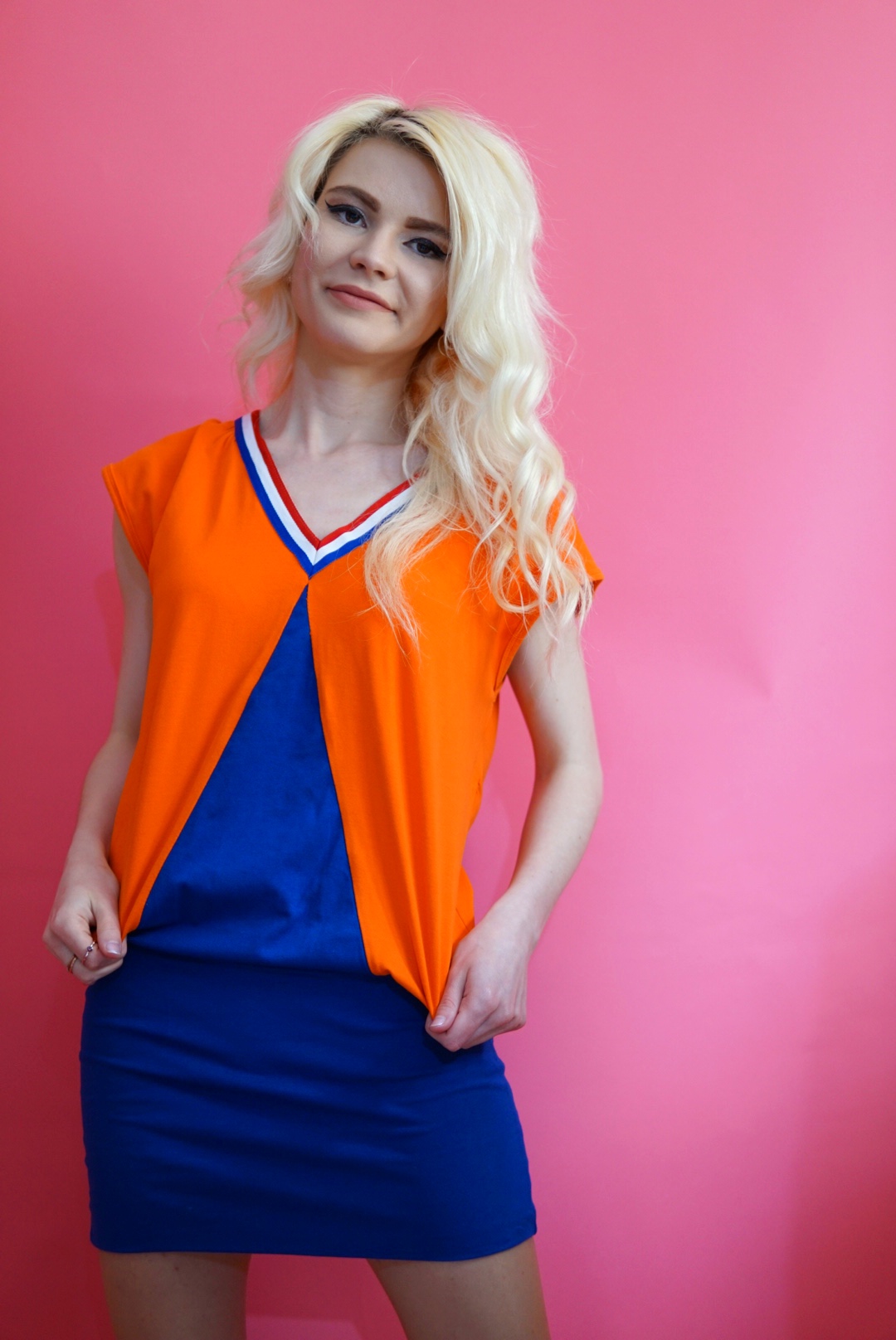 Rochie cu detalii albastre si portocalii