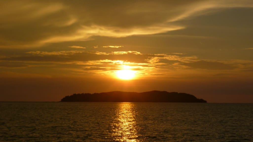 Tanjung Aru Beach: Sabah's Sunset Haven