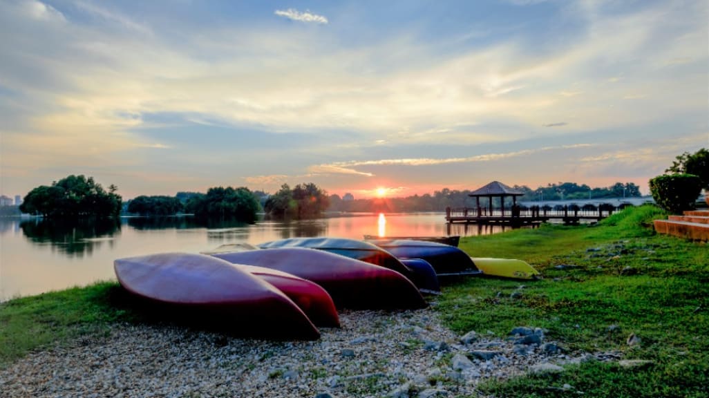 Pusat Rekreasi Air / Lake Recreation Centre: Waterfront Fun in Putrajaya