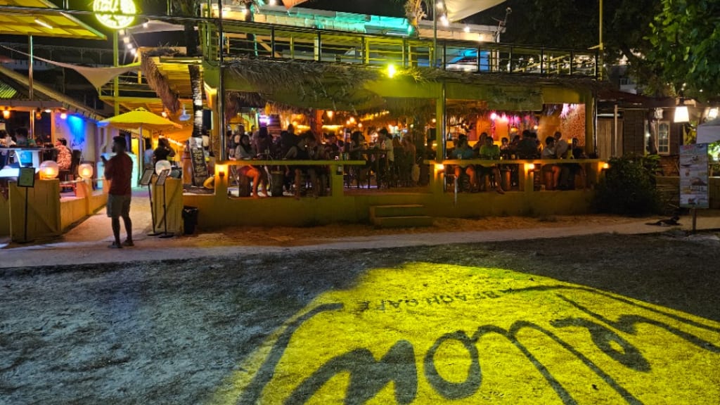 Yellow Cafe: Seaside Dining with a View