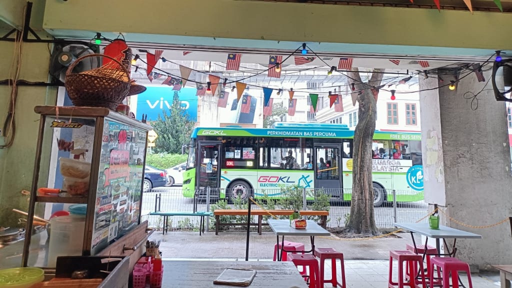 Little Rara Chow Kit: A Thai Street Food Adventure