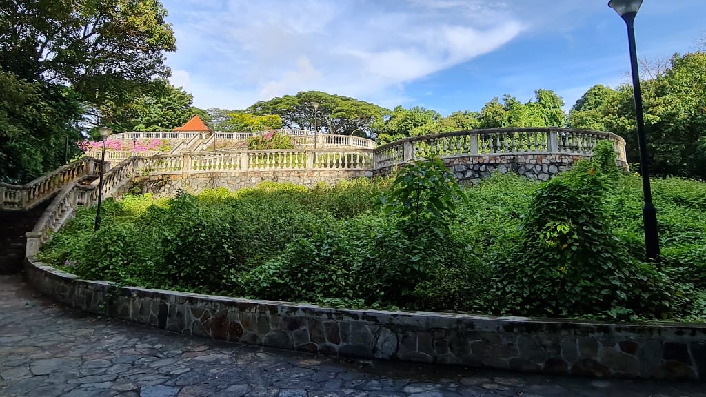 Southern Ridges: Panoramic Views and Architectural Marvels