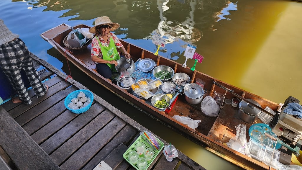 Taling Chan Floating Market: A Symphony of Flavors and Serenity on Water