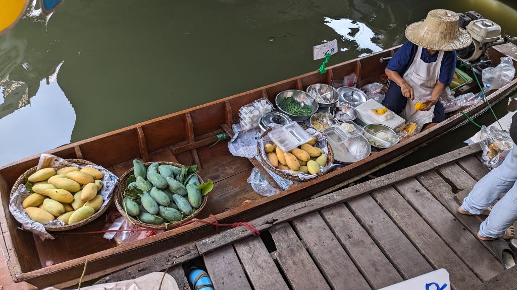 Taling Chan Floating Market: A Symphony of Flavors and Serenity on Water