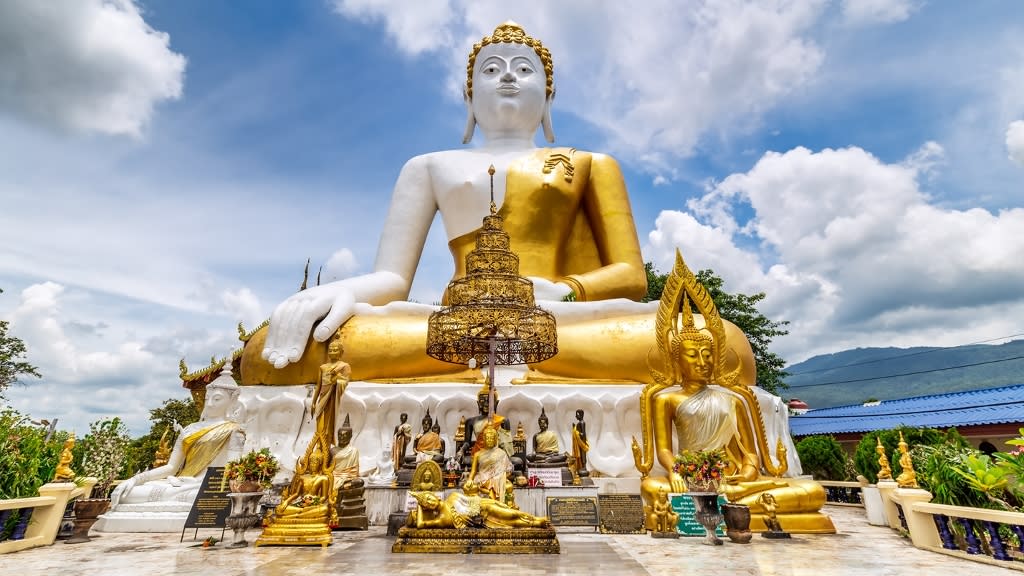 Wat Phra That Doi Kham: Ancient Relics and Divine Views