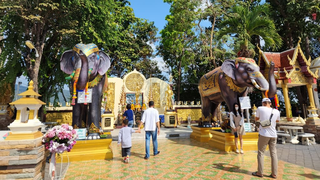 Wat Phra That Doi Kham: Ancient Relics and Divine Views