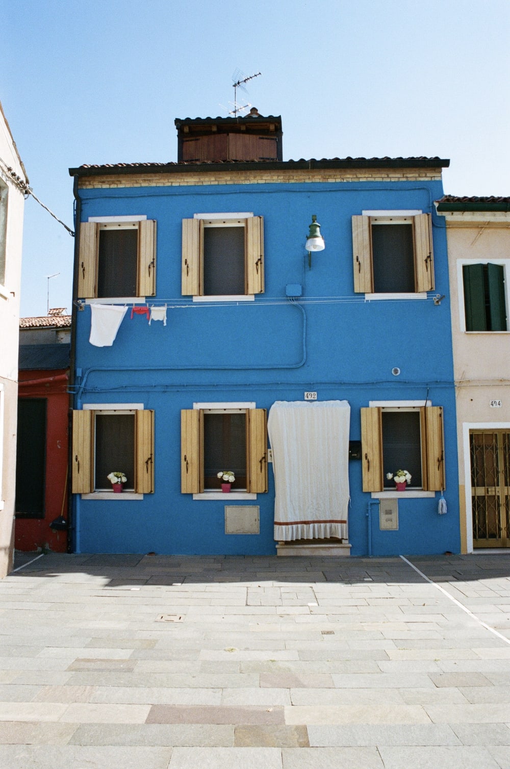 blue-house-in-burano blue-house-in-burano