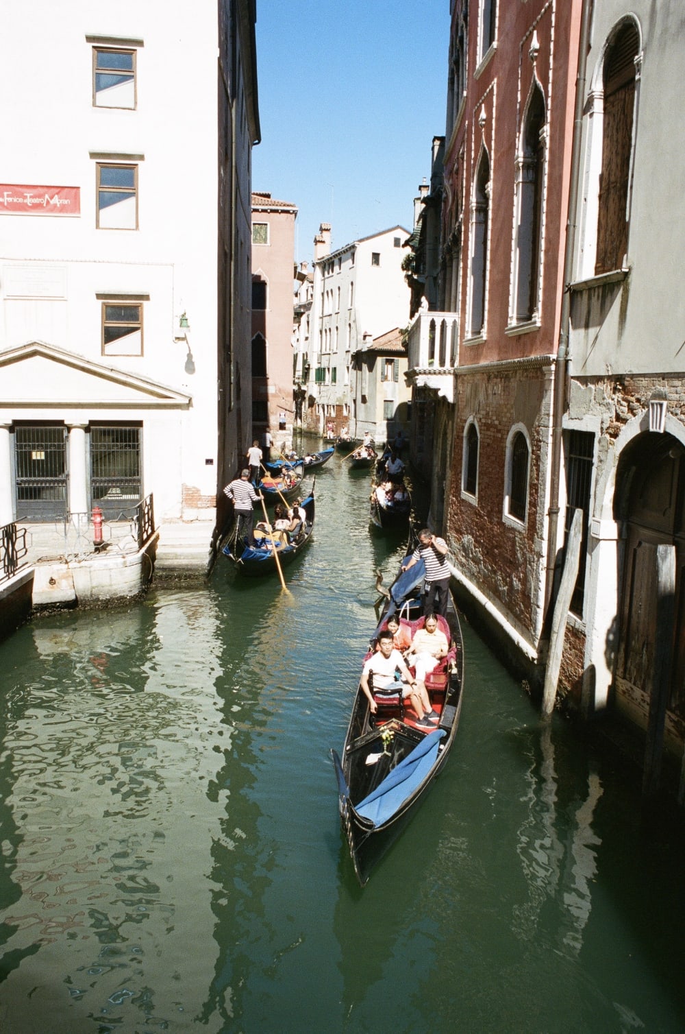gondolas-in-venice gondolas-in-venice