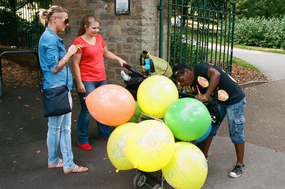 selling-balloons selling-balloons