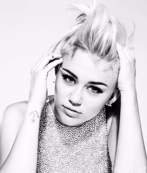 miley-cyrus-anchor-tattoo