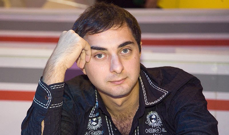 Demis-Karibidis-s-zhenoy