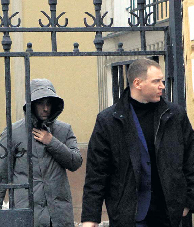 Побаиваясь отца Жанны, Дмитрий круглосуточно находится под опекой этого импозантного бодигарда
