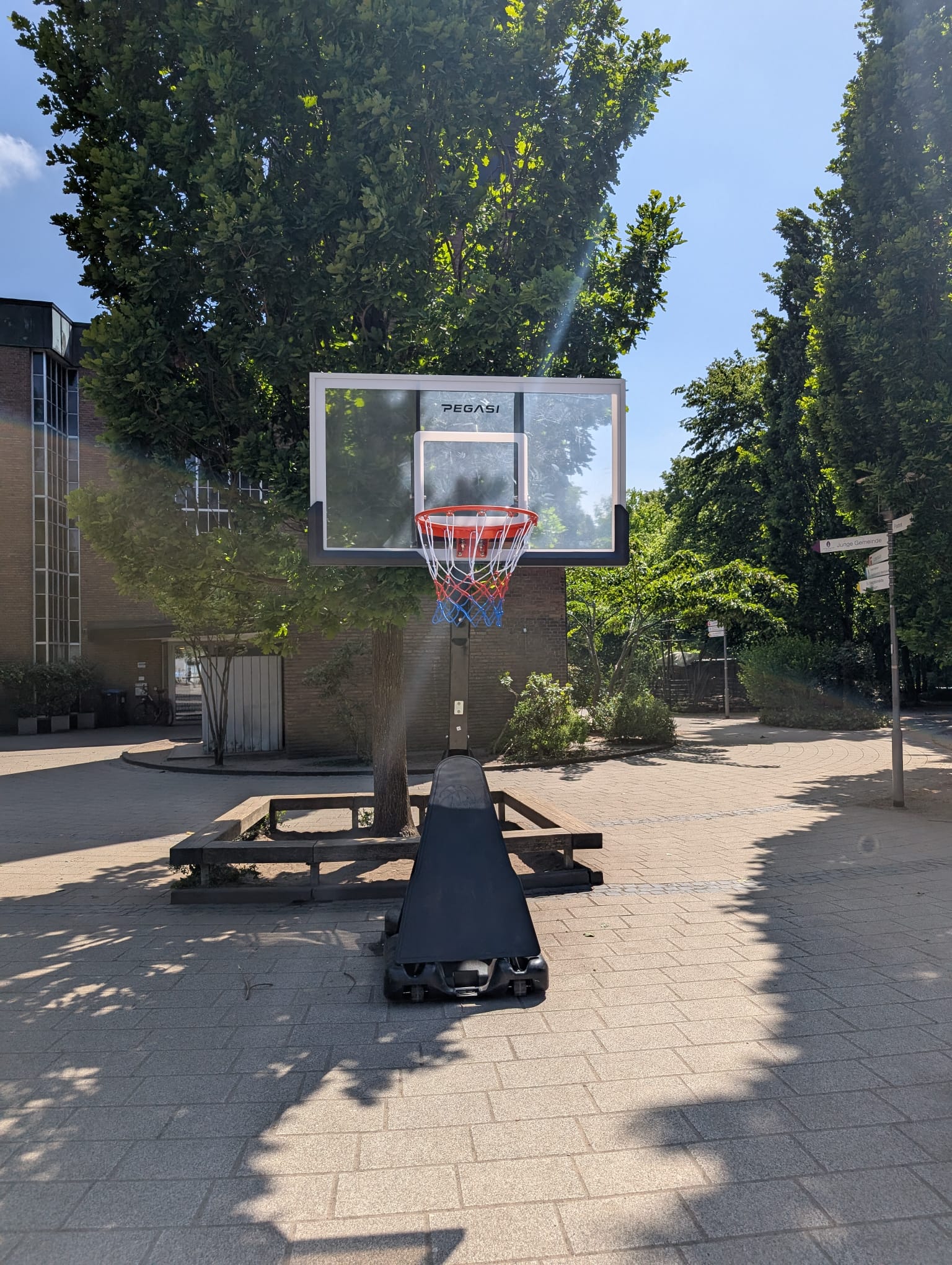 Der neue Basketballkorb in voller Pracht