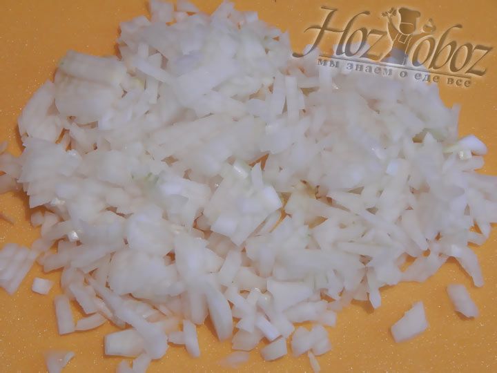 Очистите репчатый лук и нарежьте кубиками