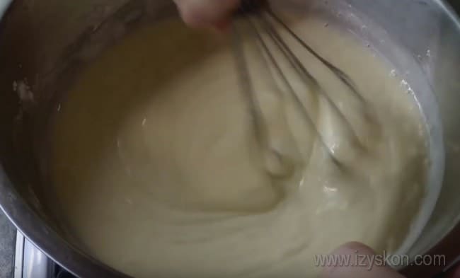 Тщательно перемешивайте крем, чтобы получить самый вкусный крем для торта Наполеон по простому рецепту.