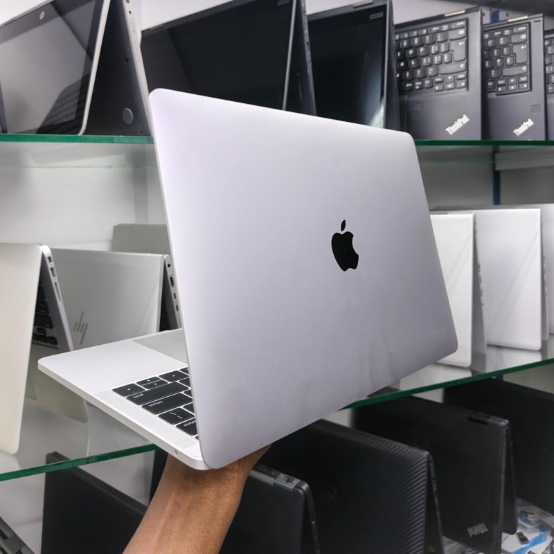 MacBook pro 2017 core i5 8gb 256gb ssd