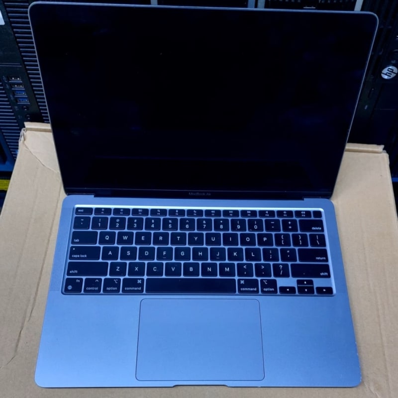 Macbook air M1 chip 8gb ram 256ssd 13inch