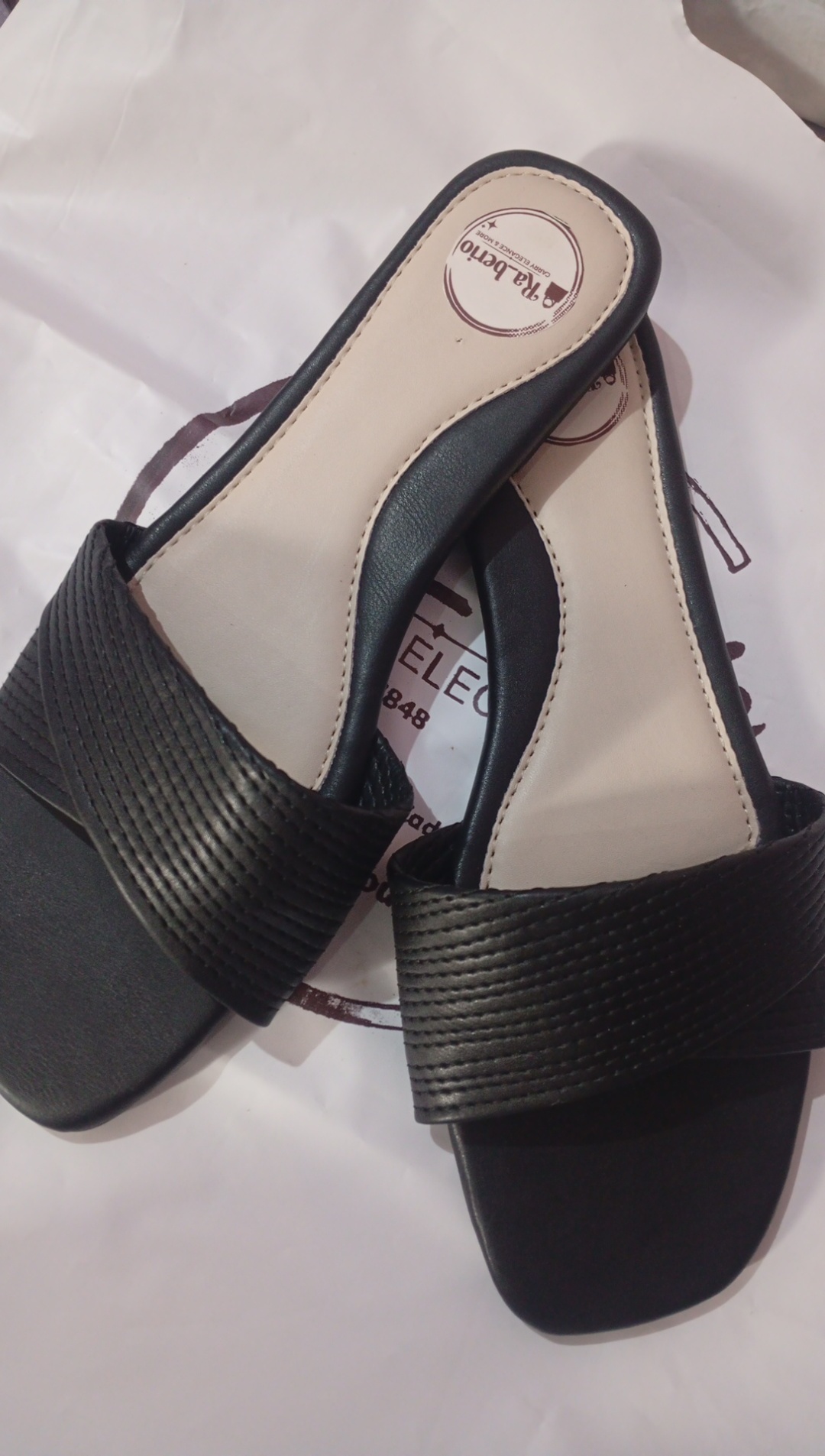 Female flat shoes
