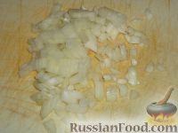 Фото приготовления рецепта: Салат из кукурузы и зеленого горошка с крабовыми палочками - шаг №2